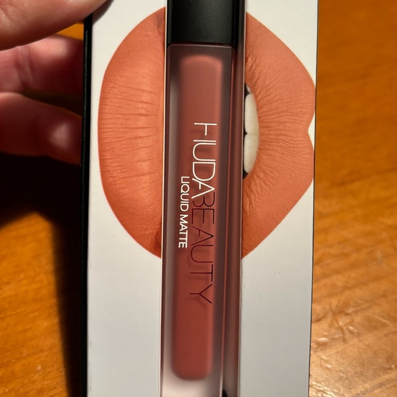 Huda Beauty Liquid Matte Lipstick Bombshell - Picture 5 of 16